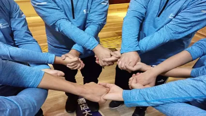 أشخاص في القرن من